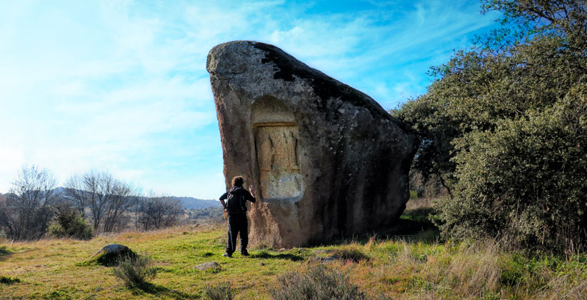 Piedra Escrita de Cenicientos, yacimiento arqueológico, santuario romano