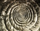 La espiral, un símbolo ancestral y arquetipo inconsciente en culturas de medio mundo, emana de la cabeza de un brujo, o tal vez de un alquimista, que libera su mente hacia una profundidad infinita