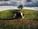 El túmulo semeja una colina artificial, pero nada en su estructura, ni siquiera los escombros que componen el túmulo bajo el tapiz de hierba, nada ha sido colocado al azar. Como una verdadera obra arquitectónica, de las primeras de la historia de la humanidad, cada elemento respondía a una funcion intrasnferible cuyo significado se nos escapa.