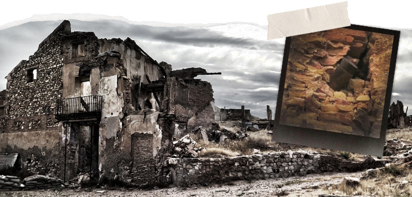 Los bombardeos sobre Belchite fueron tan intensos que, aún a día de hoy muchas bombas quedaron sin estallar, como este obús incrustado en la torre de la iglesia de San Agustín-